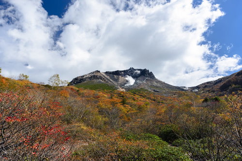 紅葉に染まる那須岳の姥ヶ平、秋の100名山
