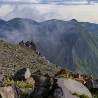 茶臼岳登山道から那須朝日岳を見る那須岳の山岳風景の写真
