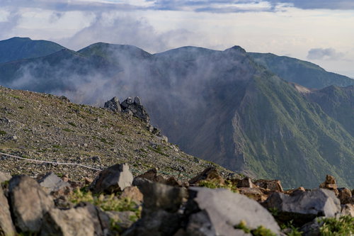 茶臼岳登山道から那須朝日岳を見る那須岳の山岳風景