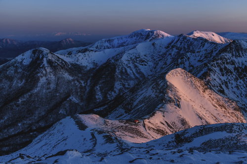 赤く燃える朝焼けの那須連山と遠くに見える飯豊山
