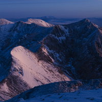 赤と青のコントラストで染まる那須岳の夜明けの写真