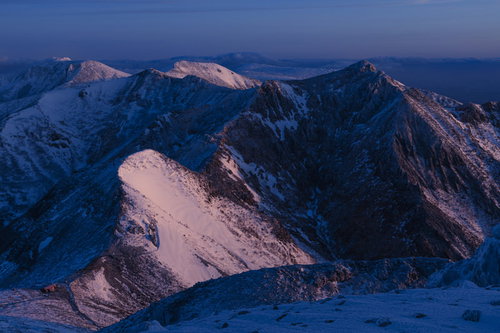 赤と青のコントラストで染まる那須岳の夜明け