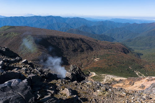 噴気が上がる那須岳の火口斜面と西側の山々