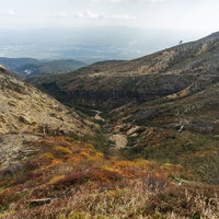 那須岳避難小屋から那須ロープウェイと街を望む山岳風景の写真