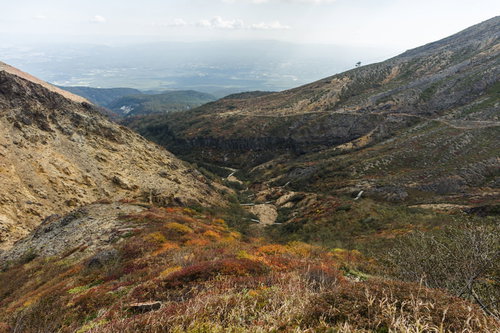 那須岳避難小屋から那須ロープウェイと街を望む山岳風景