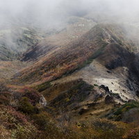 那須朝日岳から見る紅葉の斜面（那須岳）の写真