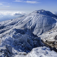 冬の那須岳、雪化粧した那須朝日岳から見る那須茶臼岳の写真