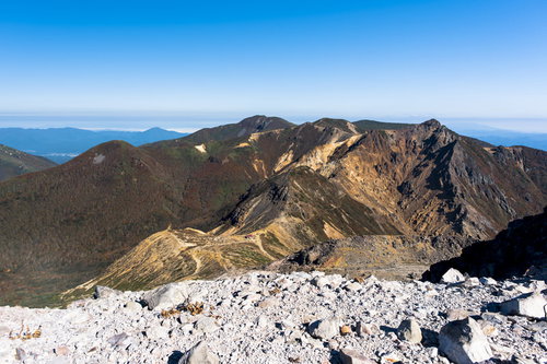 那須朝日岳へと至る稜線で見る青空と岩場の登山道（那須岳）