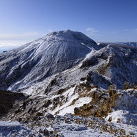 那須朝日岳中腹から見る雪化粧の那須茶臼岳の写真
