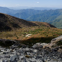 那須茶臼岳から見る姥ヶ平と連なる山々の稜線の写真