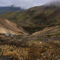 那須茶臼岳を目指して登る登山者たち（那須岳・日本百名山）の写真