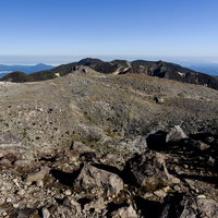 那須茶臼岳山頂の岩場と連なる山並みの景色の写真