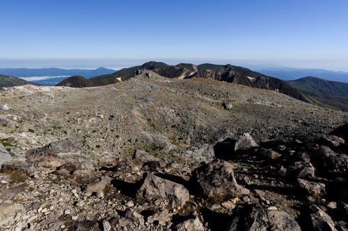 那須茶臼岳山頂の岩場と連なる山並みの景色