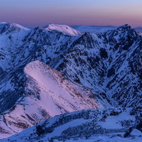 日本百名山・那須岳、冬の夜明けに染まる雪山連山の写真