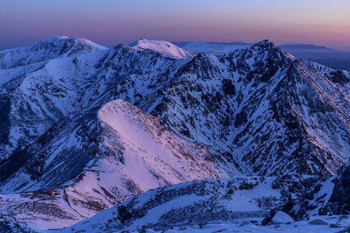 日本百名山・那須岳、冬の夜明けに染まる雪山連山