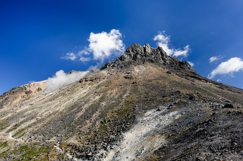 隆起した火山らしい見た目の那須茶臼岳（ちゃうすだけ）の山容