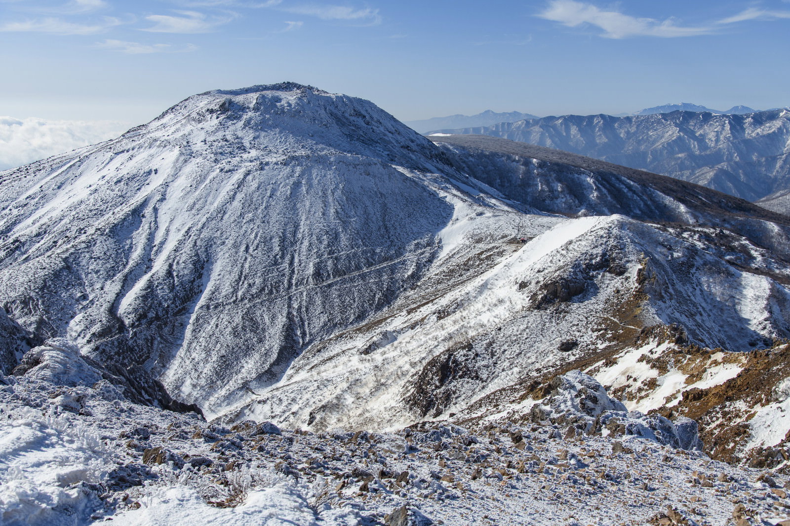 雪の那須茶臼岳の稜線と山頂
