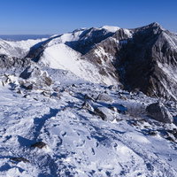 雪に覆われた那須岳の山頂、100名山の冬景色の写真