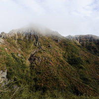 雲に包まれる日本百名山・那須朝日岳の紅葉の写真