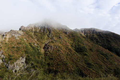 雲に包まれる日本百名山・那須朝日岳の紅葉