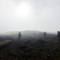 雲の中を進む登山者たち（那須岳）の写真