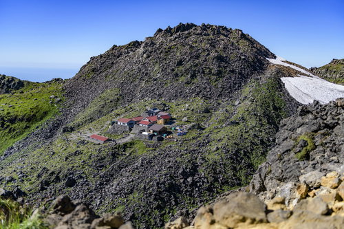 ミニチュアのような鳥海山の山小屋 日本百名山の登山ルート