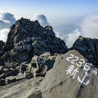 夕日に染まる鳥海山・新山山頂の写真