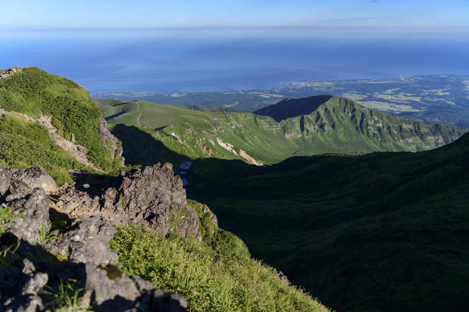 鳥海山の外輪山から日本海を見下ろす山岳風景