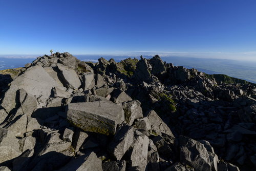 日本百名山の鳥海山で岩が積み重なる山頂の絶景
