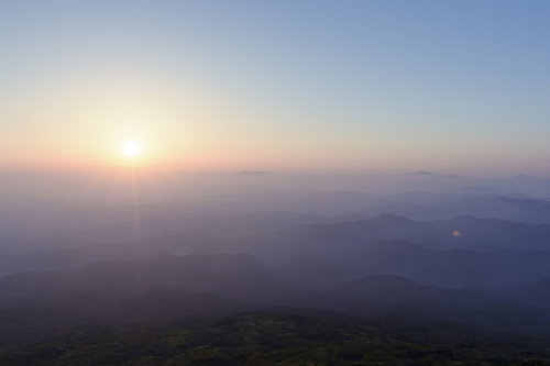 真っ白に染まる鳥海山の朝、山頂から見た雲海