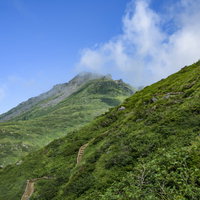 雲が晴れつつある日本百名山・鳥海山の山頂の写真