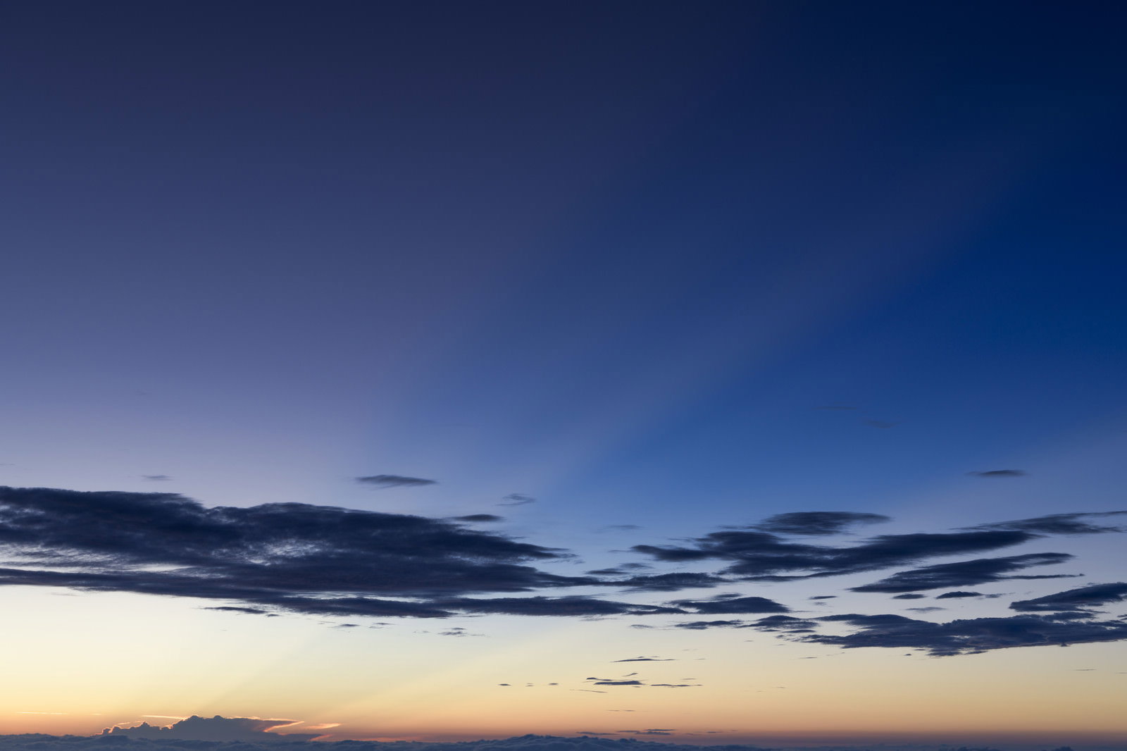 鳥海山から見た夜明けの空、グラデーションと雲が広がる朝の光景