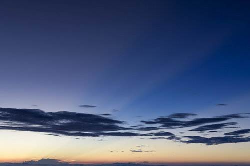 日本百名山の鳥海山で見る夜明けの空と雲海