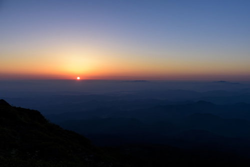 鳥海山の東から昇る朝日と山頂のシルエット