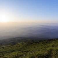 鳥海山七高山から見る夜明けの朝焼け、シルエットに浮かぶ山々と雲海の写真