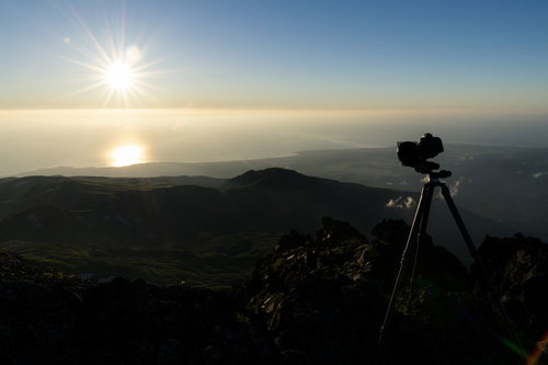 鳥海山外輪で夕日を背景に撮影する三脚とカメラ