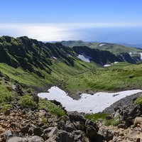 鳥海山の外輪山稜線と日本海の雄大な景観を望む秋田県の活火山の写真