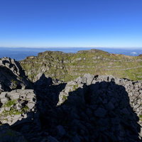 鳥海山の外輪山頂から見た東の地平線と岩場の写真