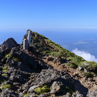 鳥海山外輪七高山付近の岩場と石碑の景色の写真