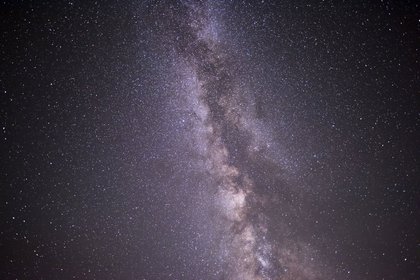 鳥海山山頂の夜空に広がる紫色に輝く天の川と星々