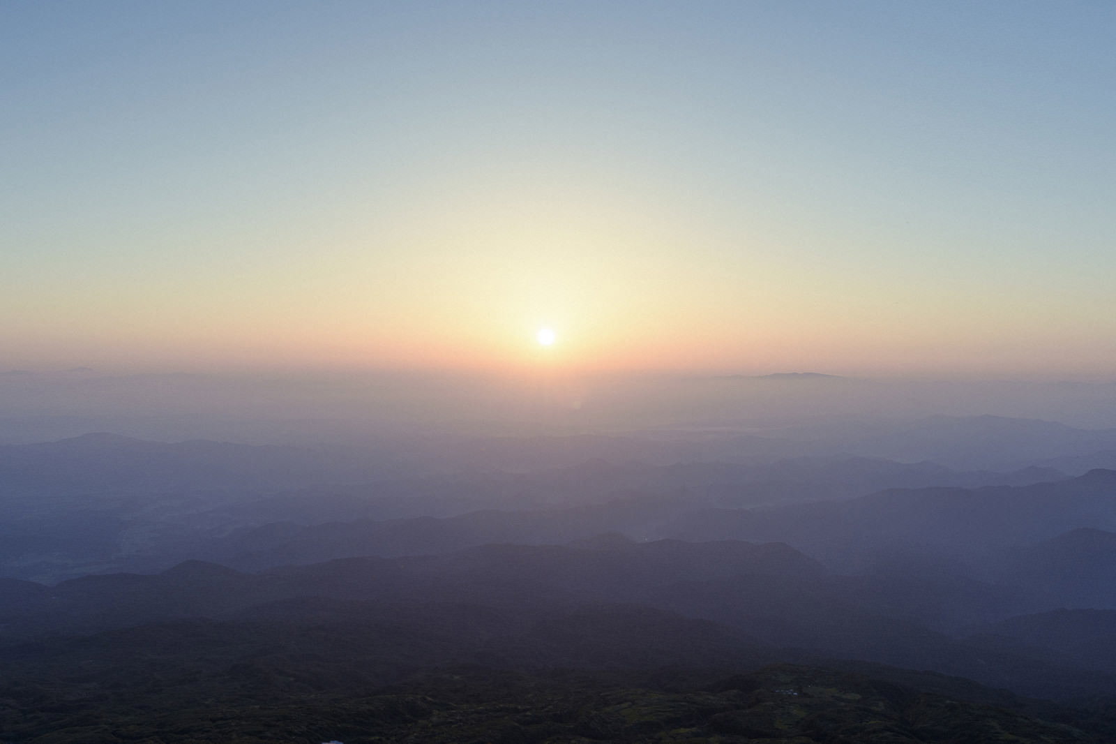 鳥海山山頂から見る日の出と雲海に染まる朝焼けの風景