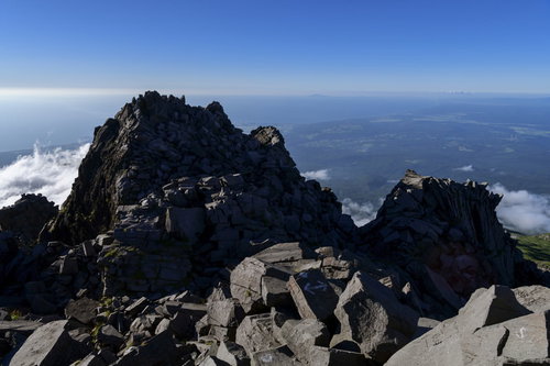鳥海山山頂新山からの岩場と水平線の景色、雲海を望む登山風景