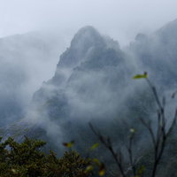 ガスに包まれる巻機山の天狗岩 - 日本百名山の雄大な岩壁の写真