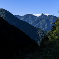 ヌクビ沢から見る谷川連峰の大源太山と巻機山の山々の写真