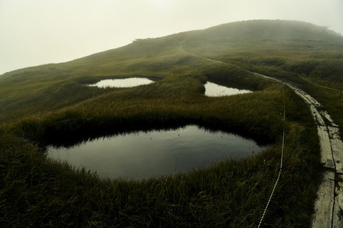 不気味にほほ笑む池塘、巻機山の湿原と秋の木道風景