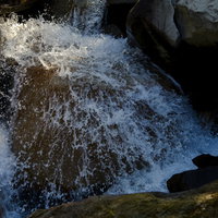 巻機山の沢で弾ける白い水しぶき - 日本百名山の清流の写真