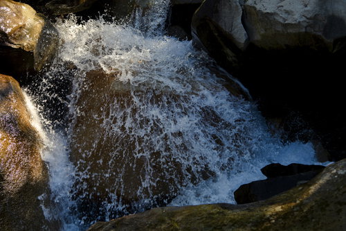 巻機山の沢で弾ける白い水しぶき - 日本百名山の清流