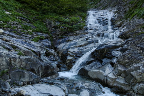 岩場がつづくヌクビ沢登山道の景色、苔むした岩と渓流（巻機山）