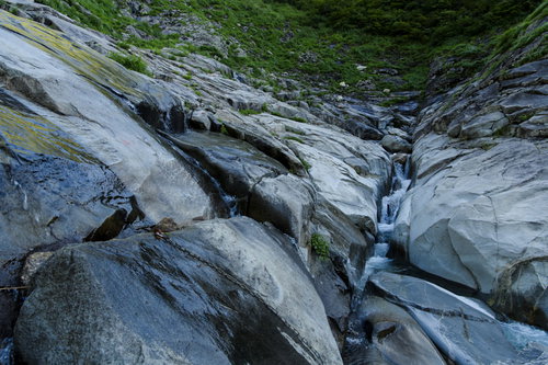 巻機山のヌクビ沢登山道で見られる岩と渓流