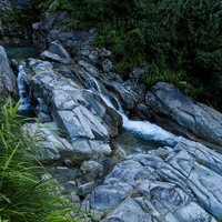 ヌクビ沢登山道（巻機山）の渓流と岩盤の写真